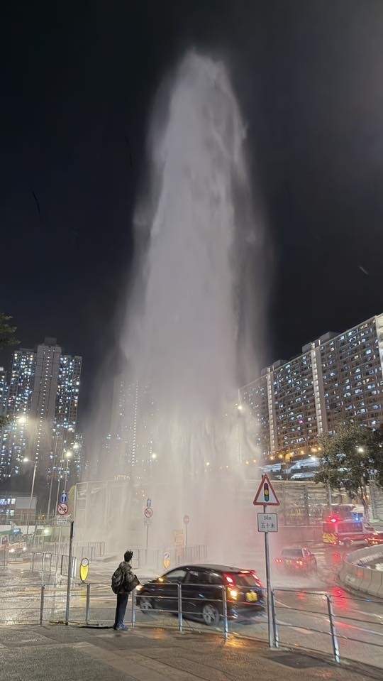 黃大仙沙田坳道106號近盈鳳里小巴站爆水管,目測水柱高達約10層樓。(網上圖片)