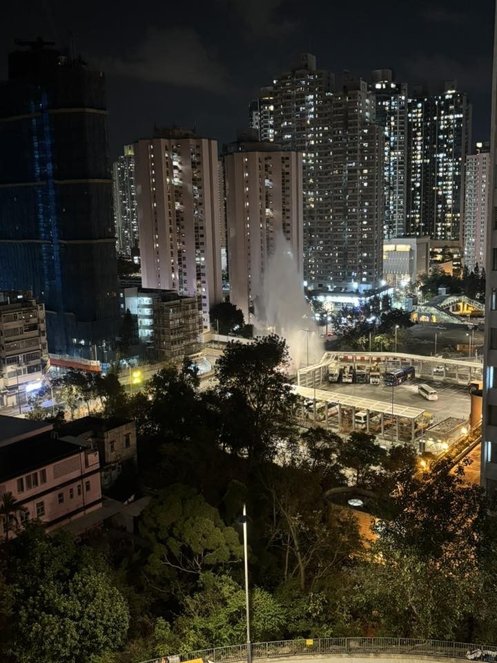 黃大仙沙田坳道106號近盈鳳里小巴站爆水管,目測水柱高達約10層樓。(網上圖片)