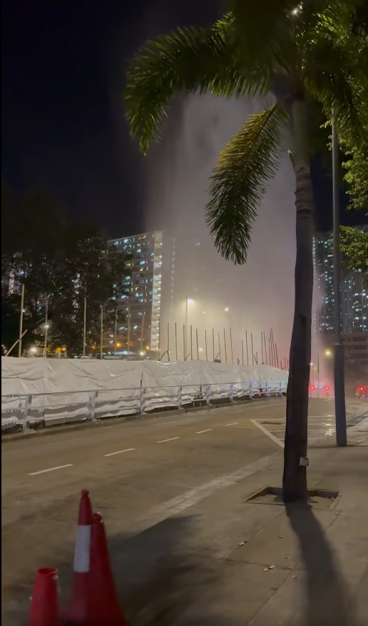 黃大仙沙田坳道106號近盈鳳里小巴站爆水管,目測水柱高達約10層樓。(網上影片截圖)