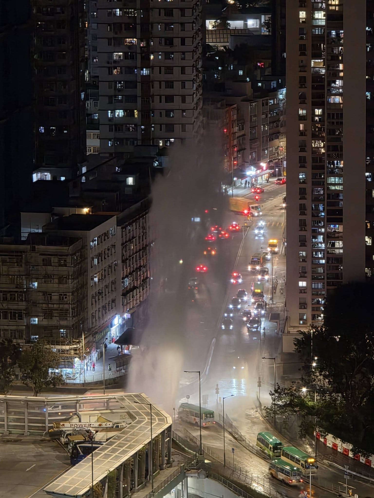 黃大仙沙田坳道106號近盈鳳里小巴站爆水管,目測水柱高達約10層樓。(網上圖片)