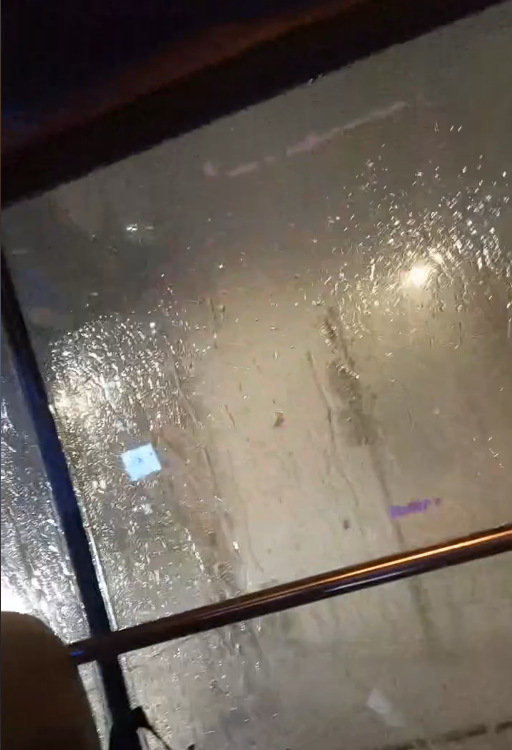 有小巴經過涉事路段時猶如親臨瀑布。(網上影片截圖)