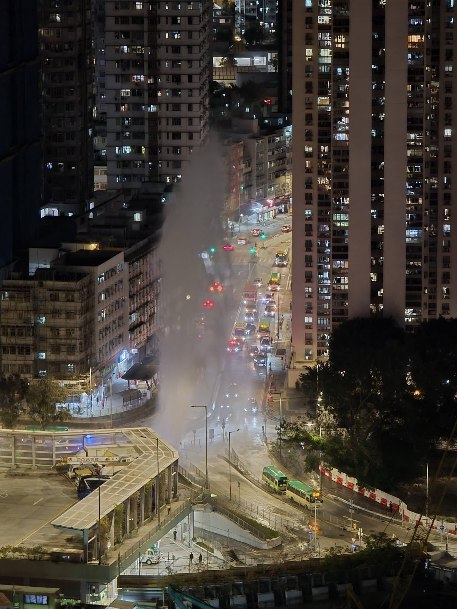 黃大仙沙田坳道106號近盈鳳里小巴站爆水管,目測水柱高達約10層樓。(網上圖片)