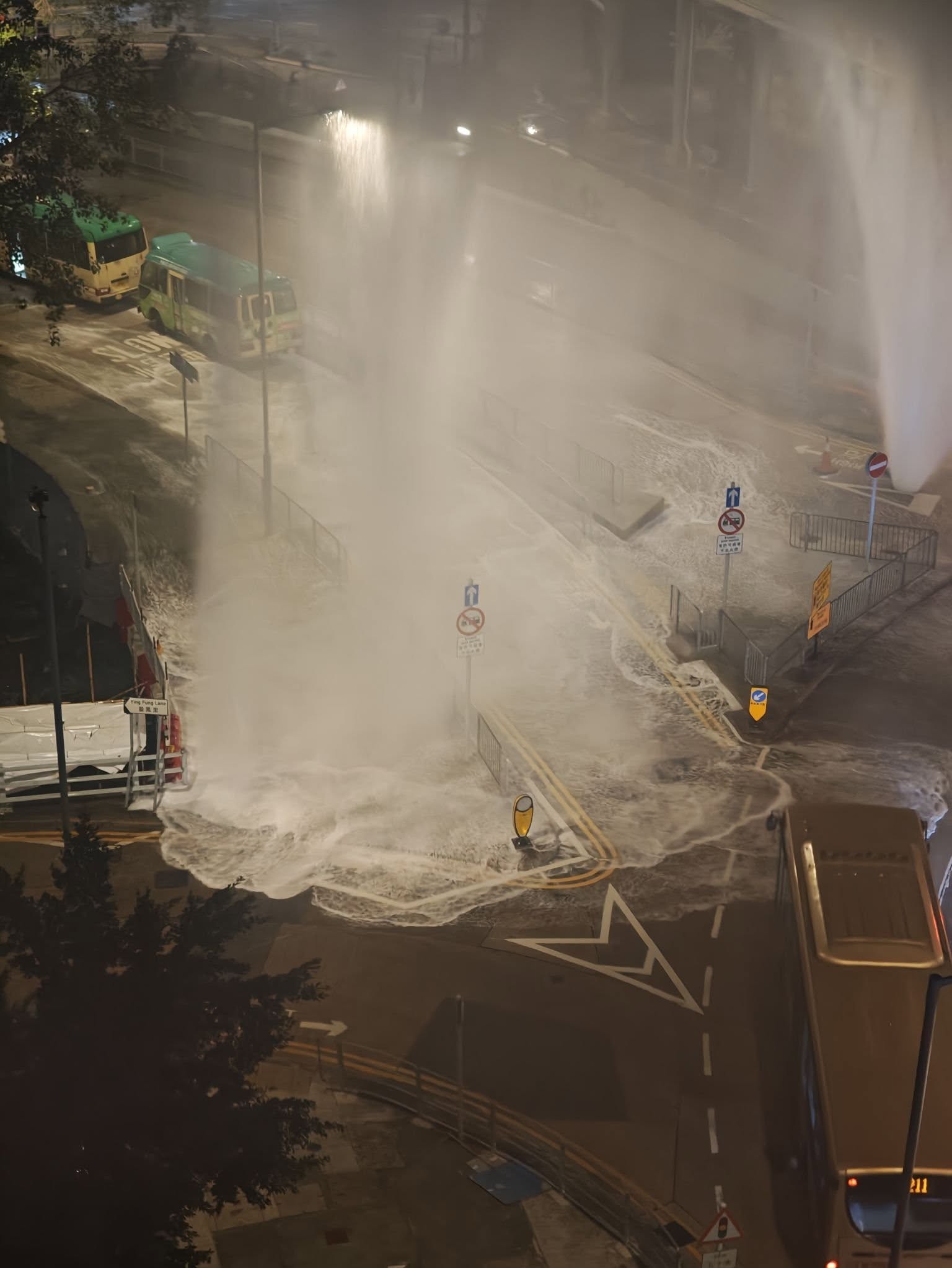黃大仙沙田坳道106號近盈鳳里小巴站爆水管,目測水柱高達約10層樓。(網上圖片)
