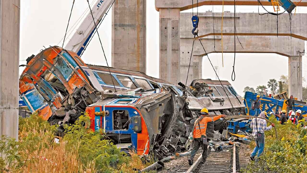 火車出軌車廂扭曲變形致死傷枕藉。(美聯社)