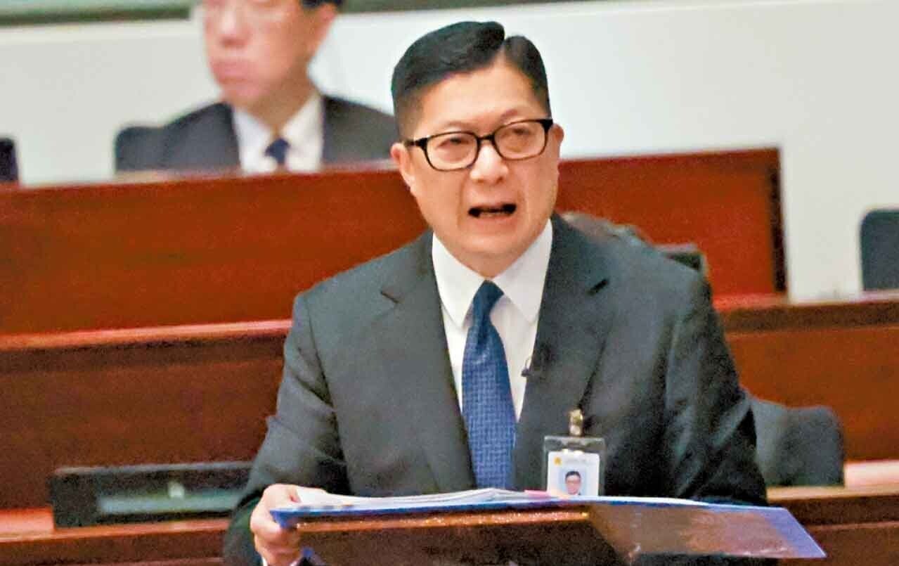 鄧炳強指當局望引入阻塞走火通道定額罰款制度。(吳康琦攝)