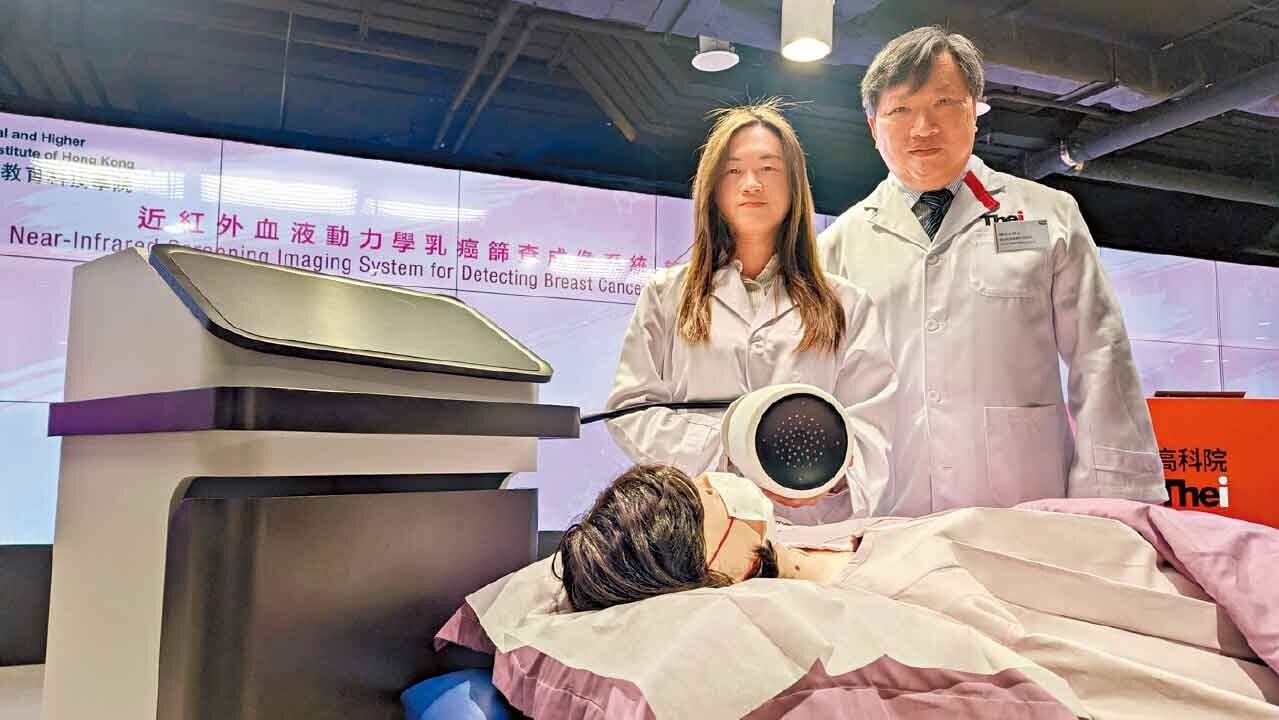 陳舜宏(右)表示，探測器能在數分鐘為一側乳房進行120次測量。 (羅庸軒攝)