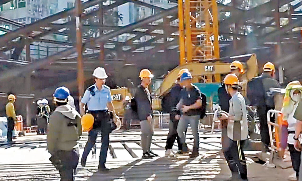 警方、勞工處派人到荃灣地盤調查意外。