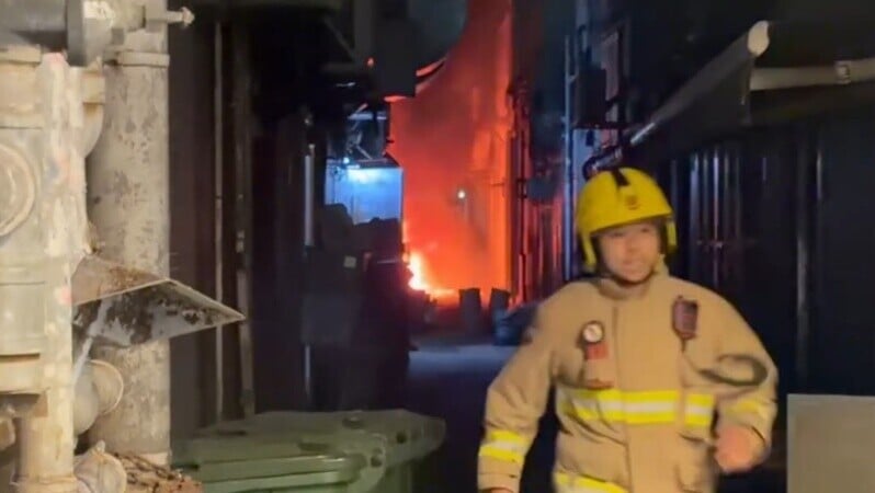 旺角後巷起火傳爆炸聲，圍觀途人叫消防員加油。(FB/香港交通突發報料區突發事故資迅谷: 點只係交通咁簡單)