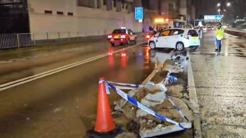 新蒲崗私家車疑天雨路滑剷壆致四輪朝天，男司機無受傷。(網上截圖)