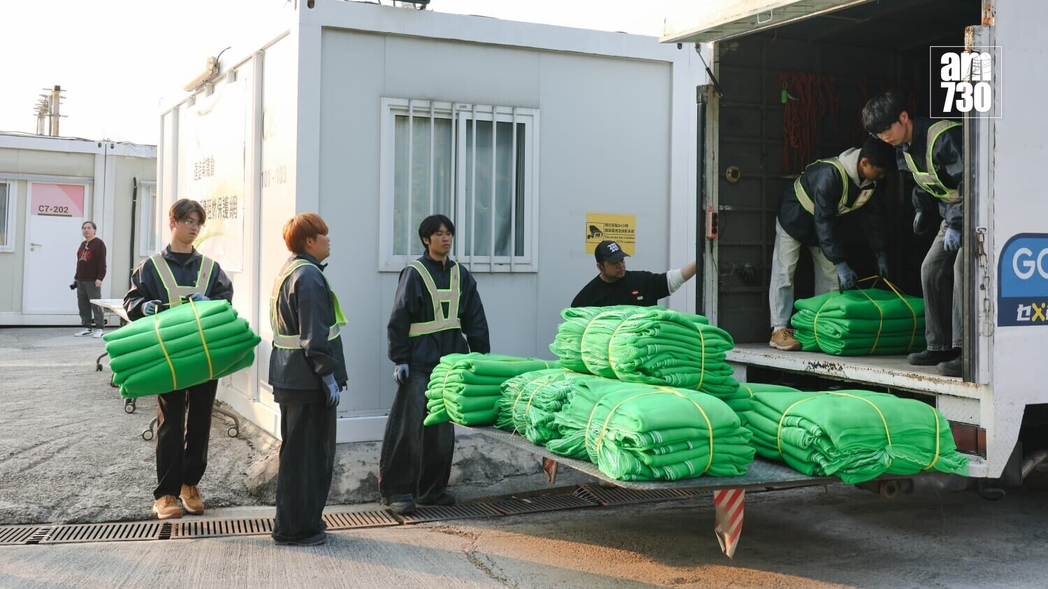 建造業議會為業界集體採購棚網及測試阻燃效能，今日(15日)起陸續分發予已訂購的承建商(周令知攝)