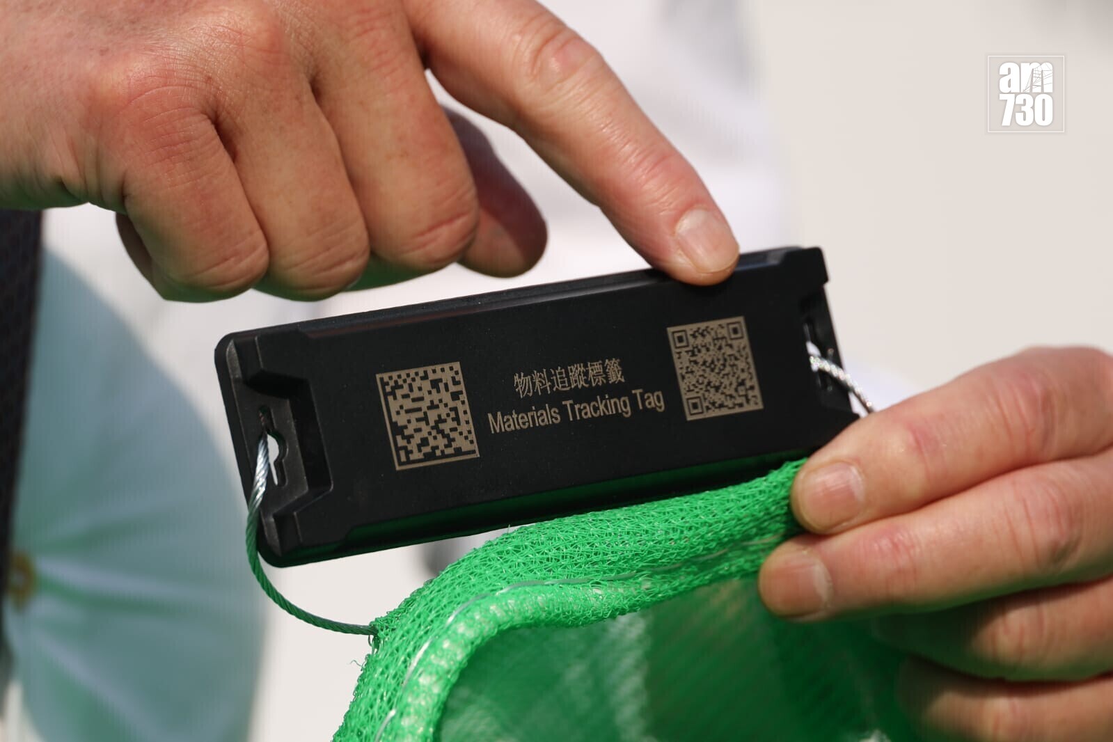 建造業議會為業界集體採購棚網及測試阻燃效能，今日(15日)起陸續分發予已訂購的承建商。(周令知攝)