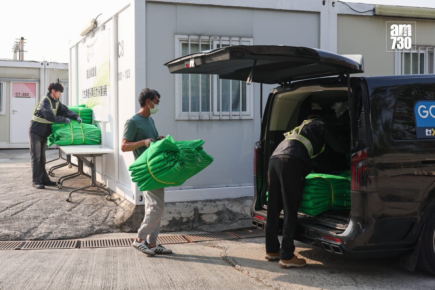 建造業議會為業界集體採購棚網及測試阻燃效能，今日(15日)起陸續分發予已訂購的承建商。(周令知攝)