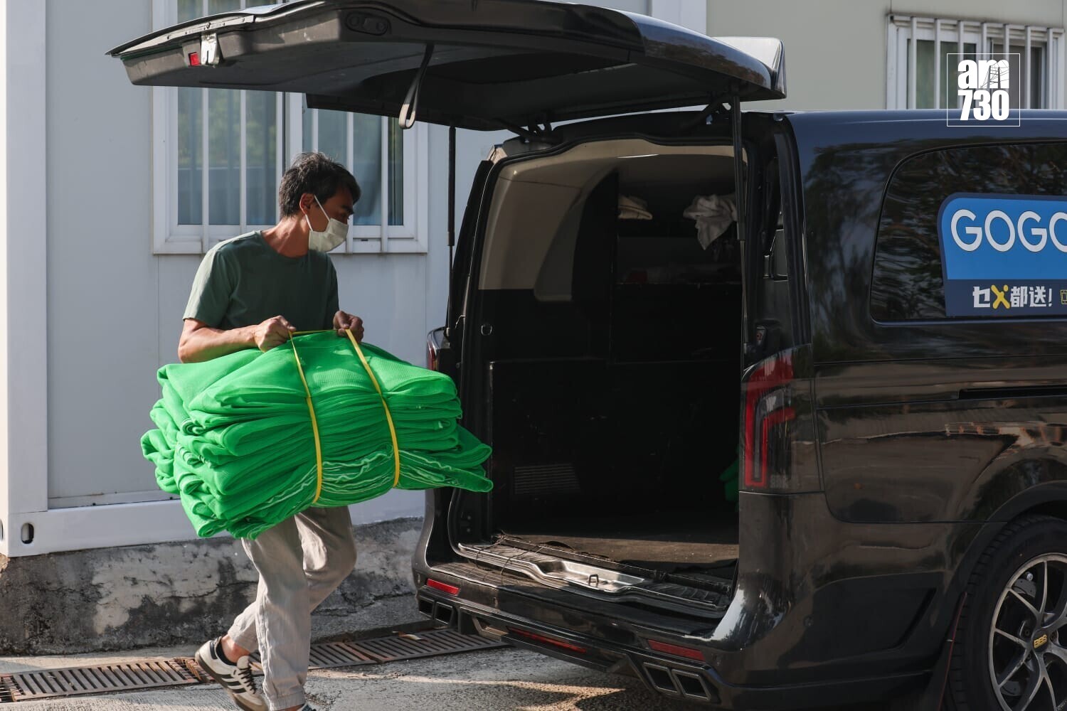 建造業議會為業界集體採購棚網及測試阻燃效能，今日(15日)起陸續分發予已訂購的承建商。(周令知攝)