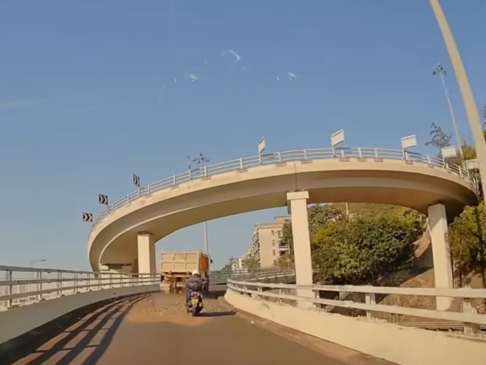 泥頭車車斗內的泥石突然濺瀉一地。(車cam L(香港群組)截圖)