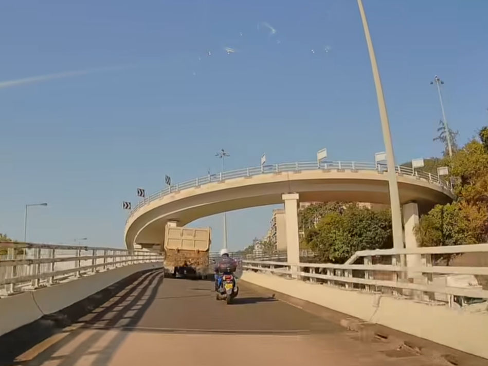 泥頭車沿大埔道(沙田方向)行駛。(車cam L(香港群組)截圖)