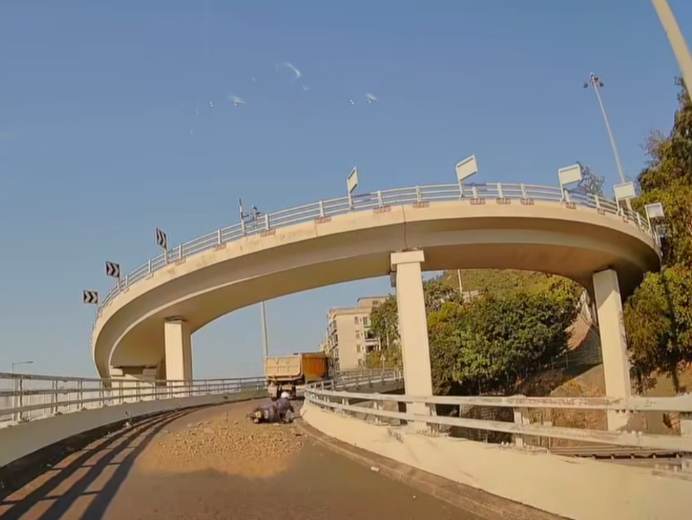 後方電單車躲避不及翻側。(車cam L(香港群組)截圖)