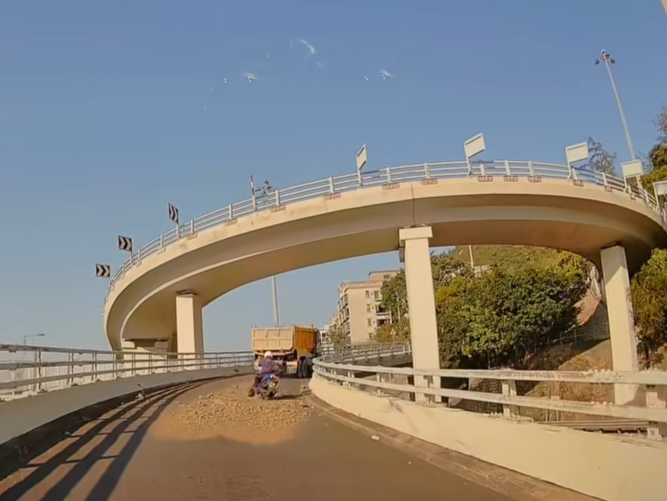 後方電單車躲避不及翻側。(車cam L(香港群組)截圖)