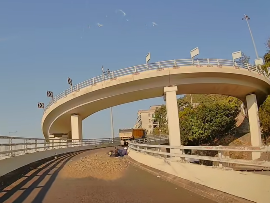 鐵騎士倒地後自行起身。(車cam L(香港群組)截圖)