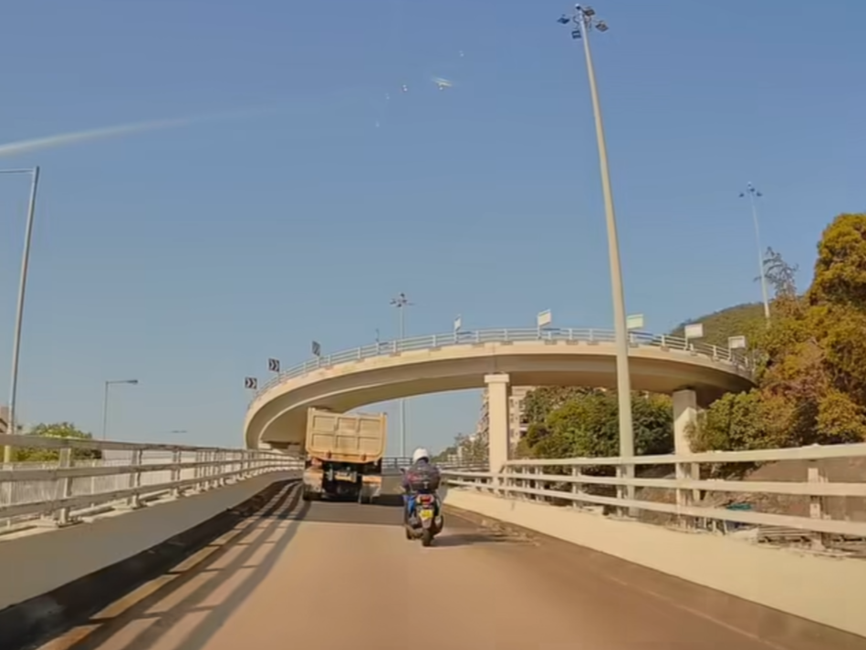 泥頭車沿大埔道(沙田方向)行駛。(車cam L(香港群組)截圖)