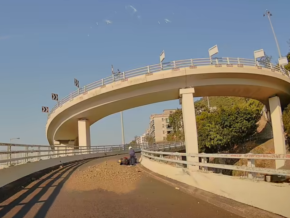 鐵騎士倒地後自行起身。(車cam L(香港群組)截圖)