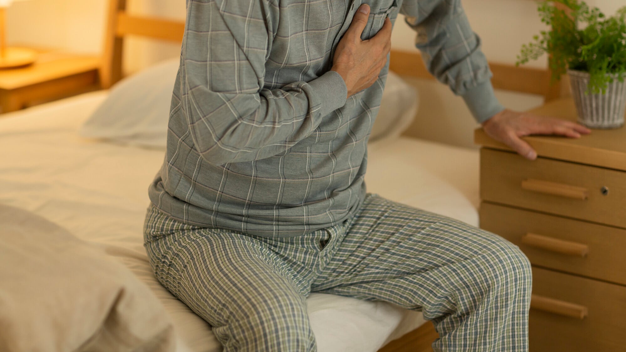 冠狀動脈鈣化常見於高齡者及長期患有高血壓、糖尿病或高血脂的族群，若出現胸悶、胸痛或活動後不適，應及早檢查評估。