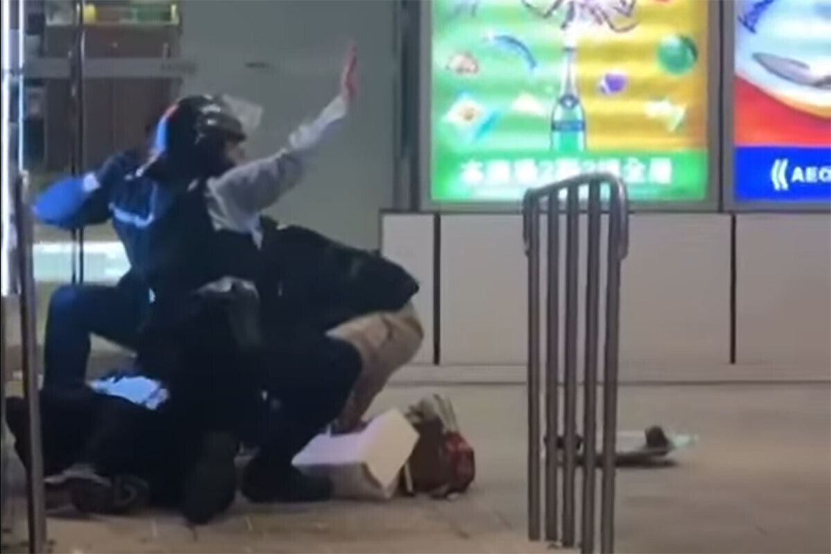 屯門市廣場有警員開槍示警。(網上影片截圖)