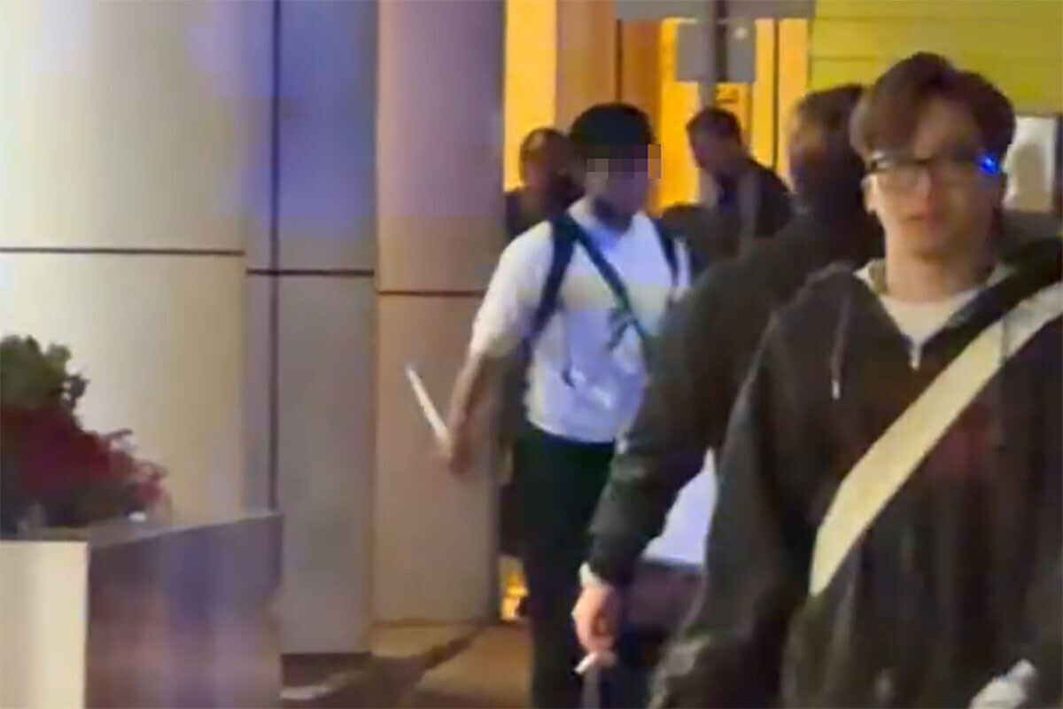 屯門市廣場有警員開槍,事發前街頭有男子懷疑手持牛肉刀。(網上影片截圖)