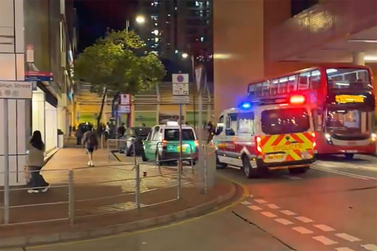 屯門市廣場有警員開槍,事發前已有警車在場。(網上影片截圖)