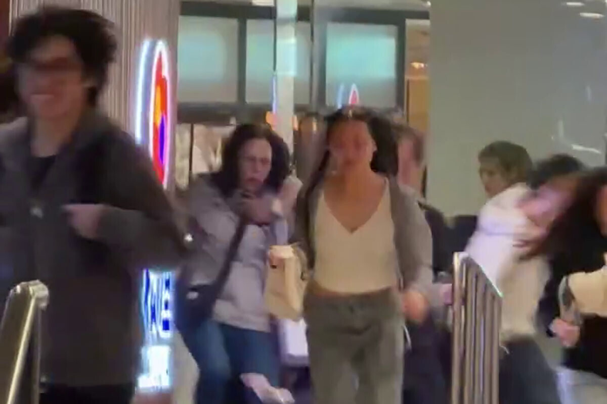 屯門市廣場有警員開槍,事發時大批市民倉惶逃生。(網上影片截圖)