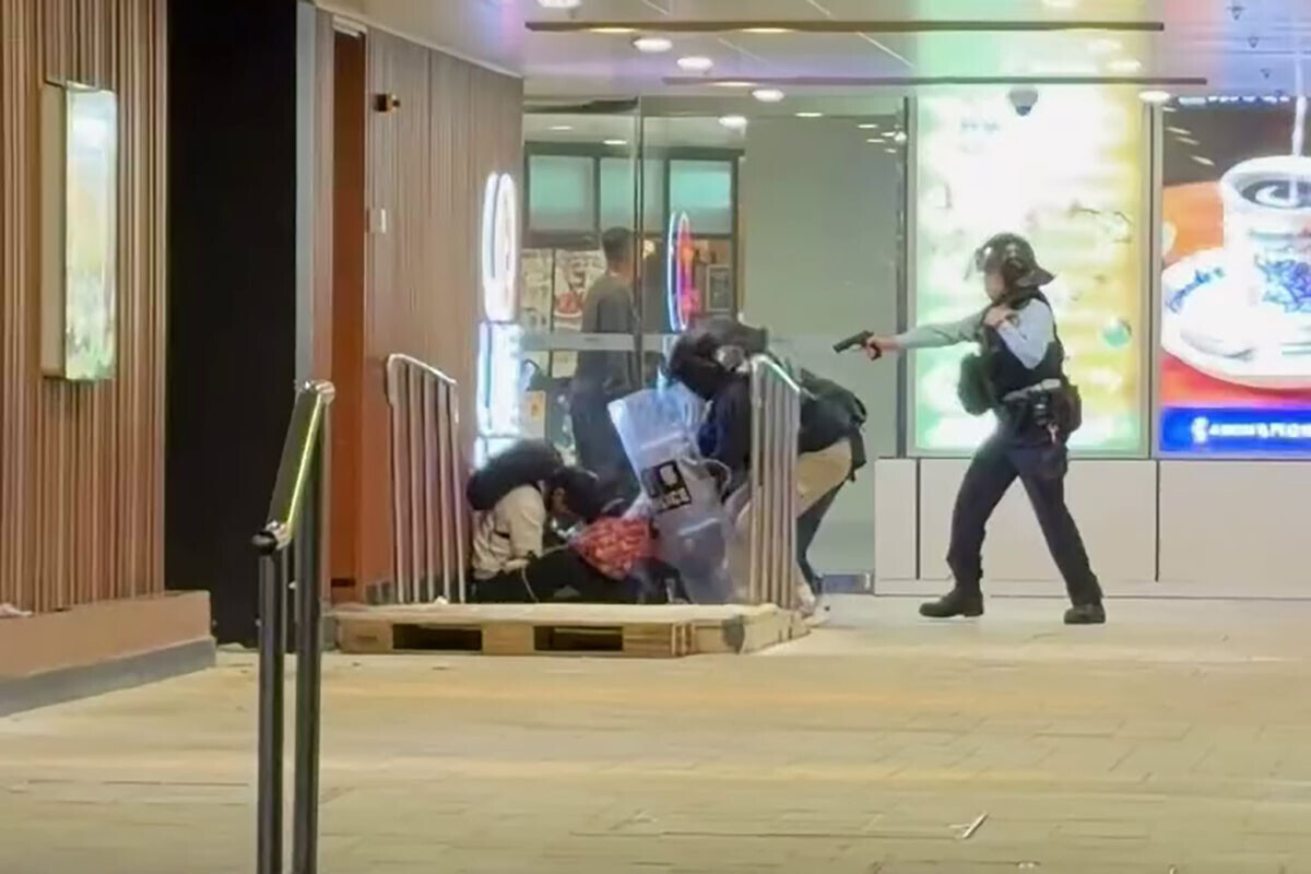 屯門市廣場有警員開槍。(網上影片截圖)