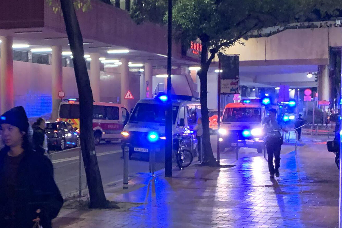 屯門市廣場有警員開槍,大批警車到場處理。(網民Park Ho@FB群組「屯門公路塞車關注組」)