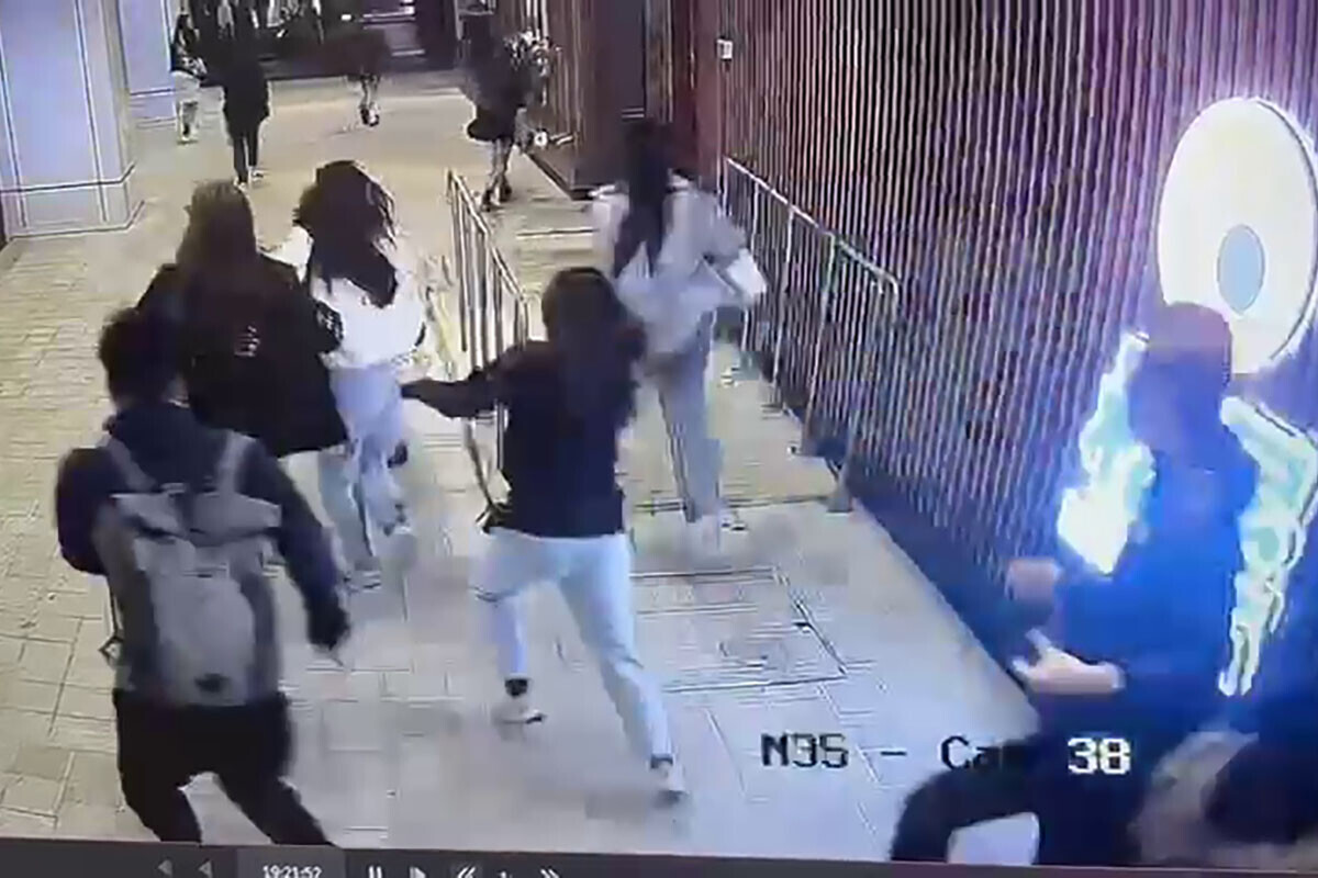 屯門市廣場有警員開槍,閉路電視顯示商場突然有顧客跑出。(網上片段截圖)