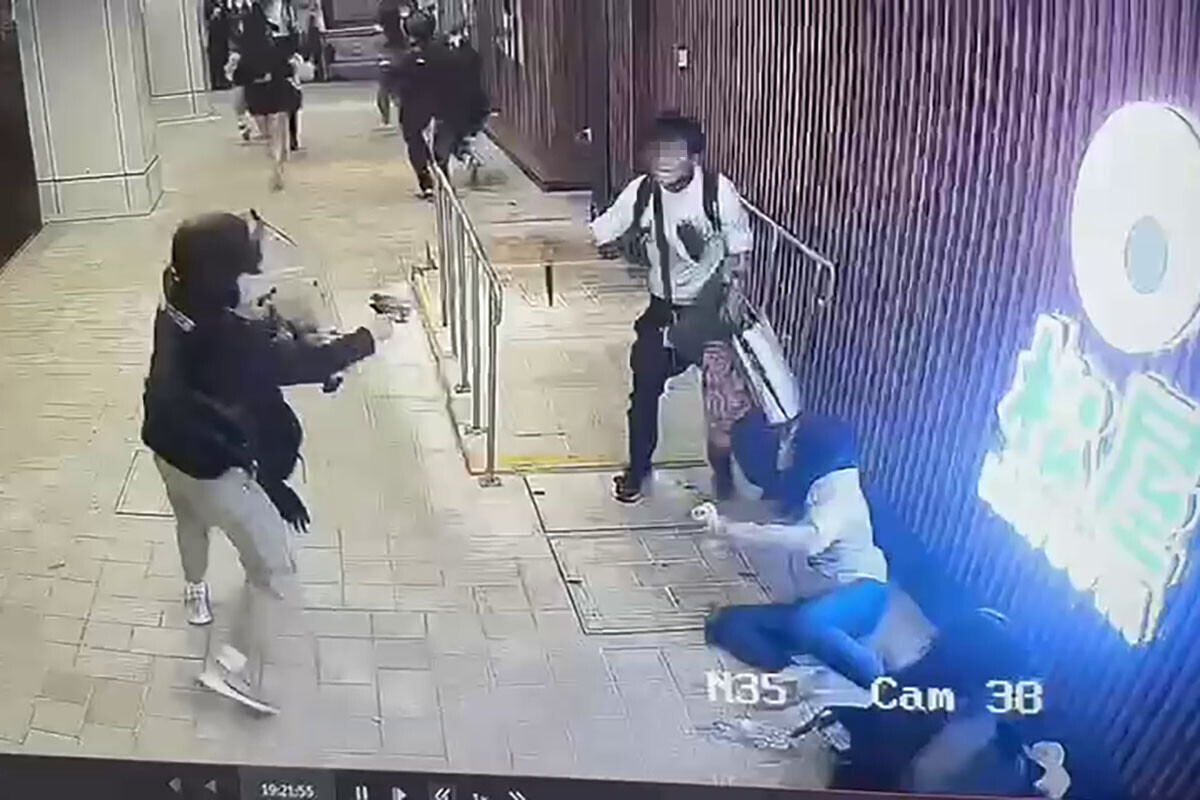 屯門市廣場有警員開槍,閉路電視顯示疑犯從商場跑出。(網上片段截圖)