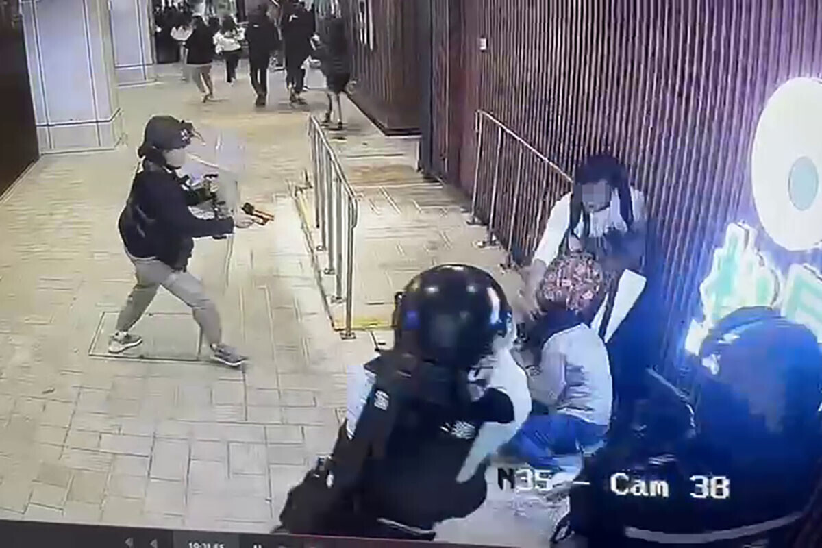 屯門市廣場有警員開槍,閉路電視顯示疑犯在商場門外挾持一名女子。(網上片段截圖)