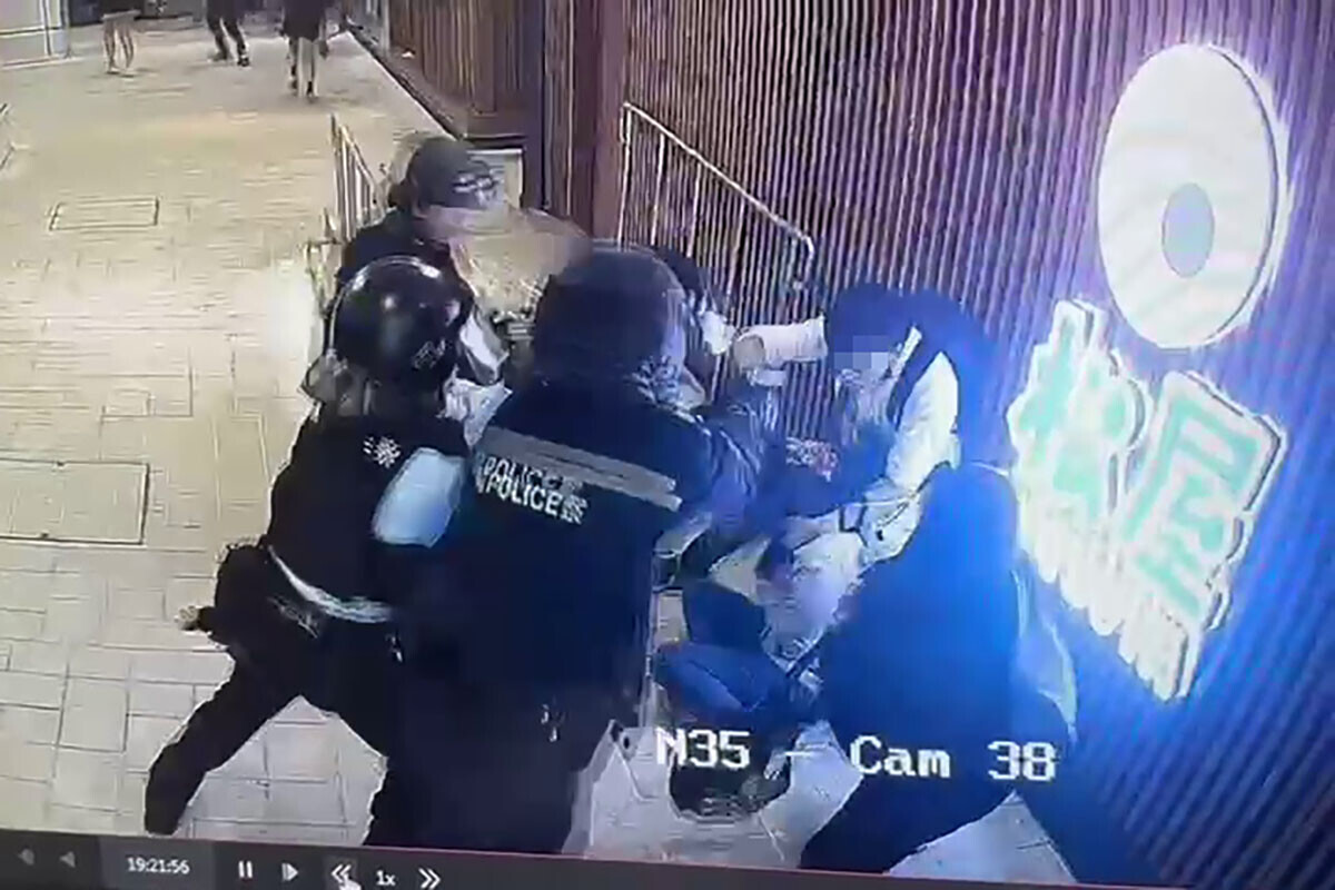 屯門市廣場有警員開槍,閉路電視顯示疑犯在商場門外挾持一名女子。(網上片段截圖)