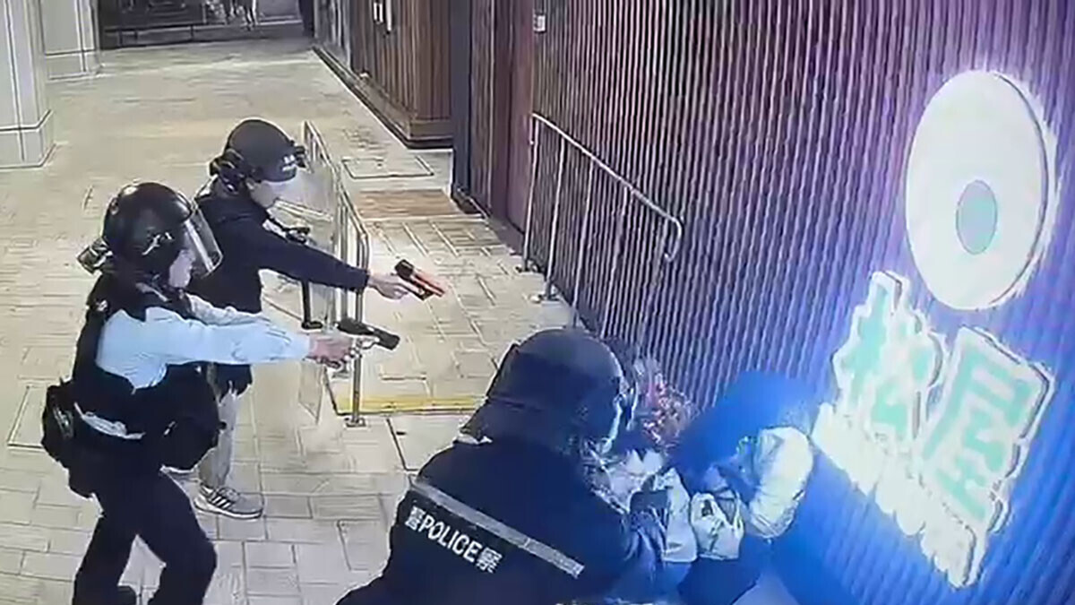 屯門市廣場有警員開槍，閉路電視顯示警員在商場門外制服疑犯並解救被挾持女子。(網上片段截圖)