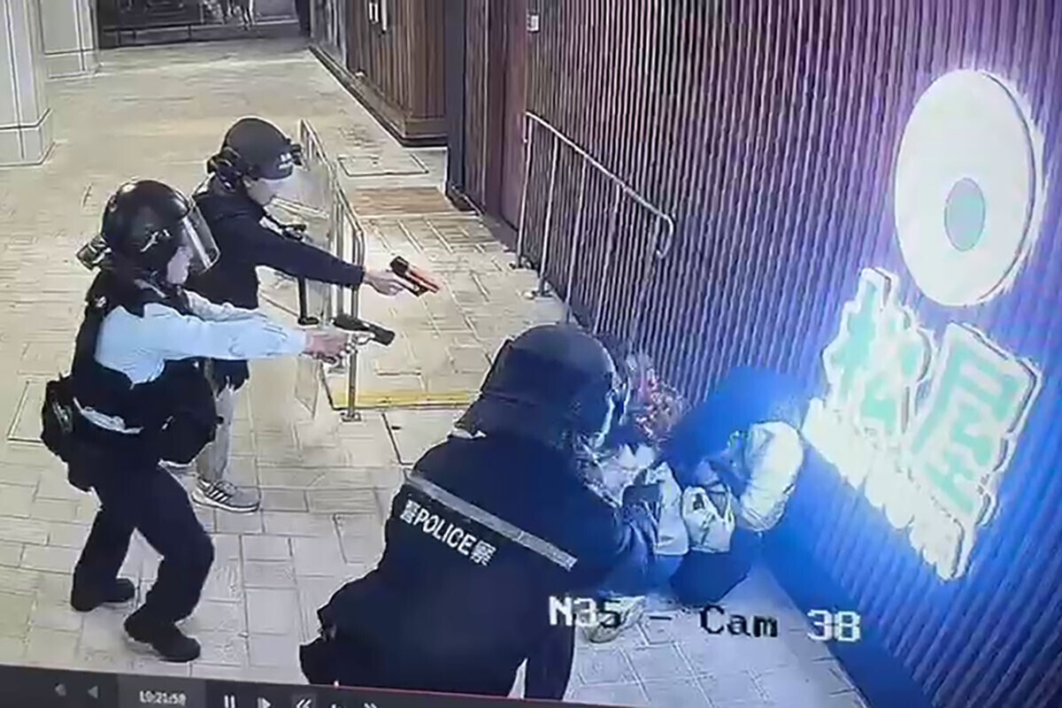 屯門市廣場有警員開槍,閉路電視顯示警員在商場門外制服疑犯並解救被挾持女子。(網上片段截圖)