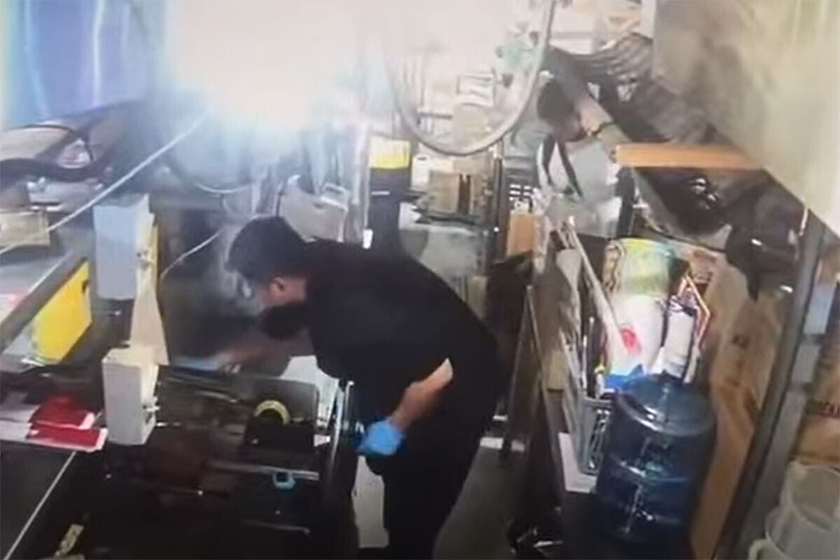 屯門市廣場發生開槍案,疑兇事發前曾在商場內的DONKI取走一把刀。(網上片段截圖)