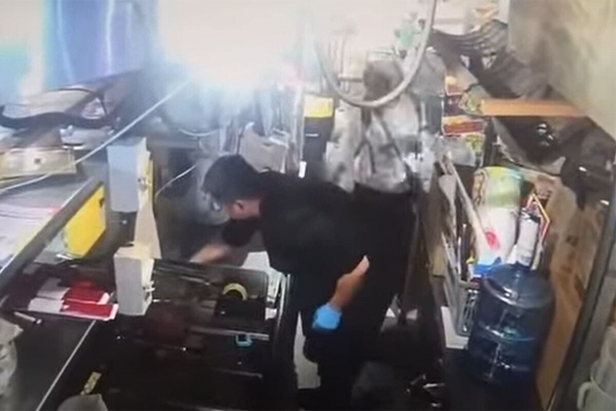 屯門市廣場發生開槍案,疑兇事發前曾在商場內的DONKI取走一把刀。(網上片段截圖)