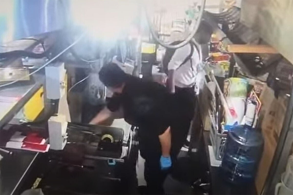 屯門市廣場發生開槍案,疑兇事發前曾在商場內的DONKI取走一把刀。(網上片段截圖)