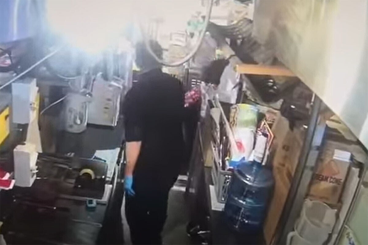 屯門市廣場發生開槍案,疑兇事發前曾在商場內的DONKI取走一把刀。(網上片段截圖)