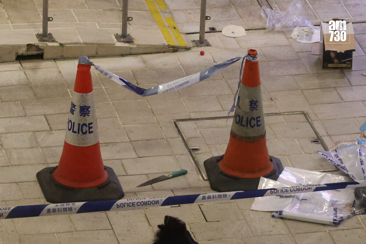 屯門市廣場發生開槍案,現場遺下相信屬於疑兇的刀具。(鍾式明攝)