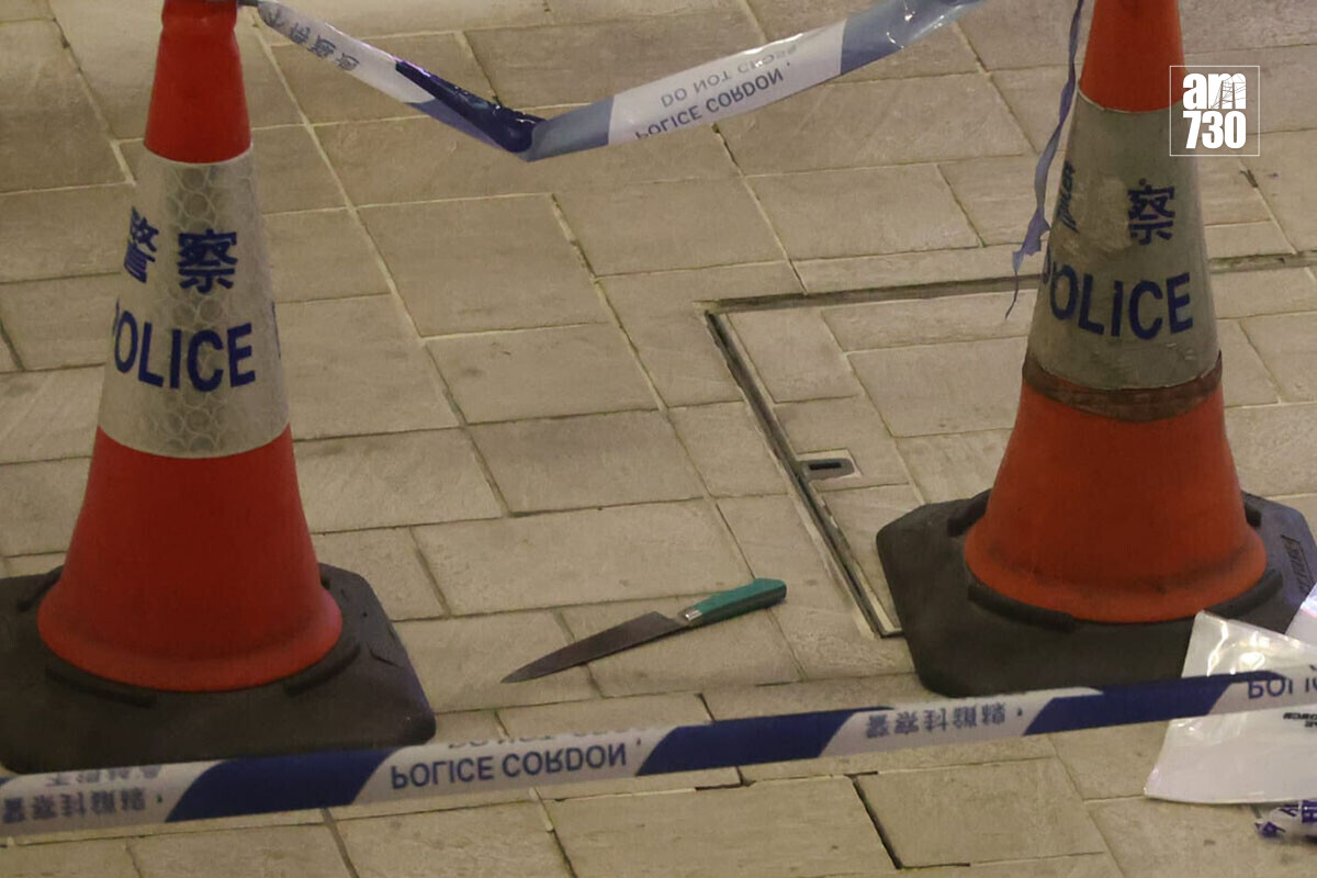 屯門市廣場發生開槍案,現場遺下相信屬於疑兇的刀具。(鍾式明攝)