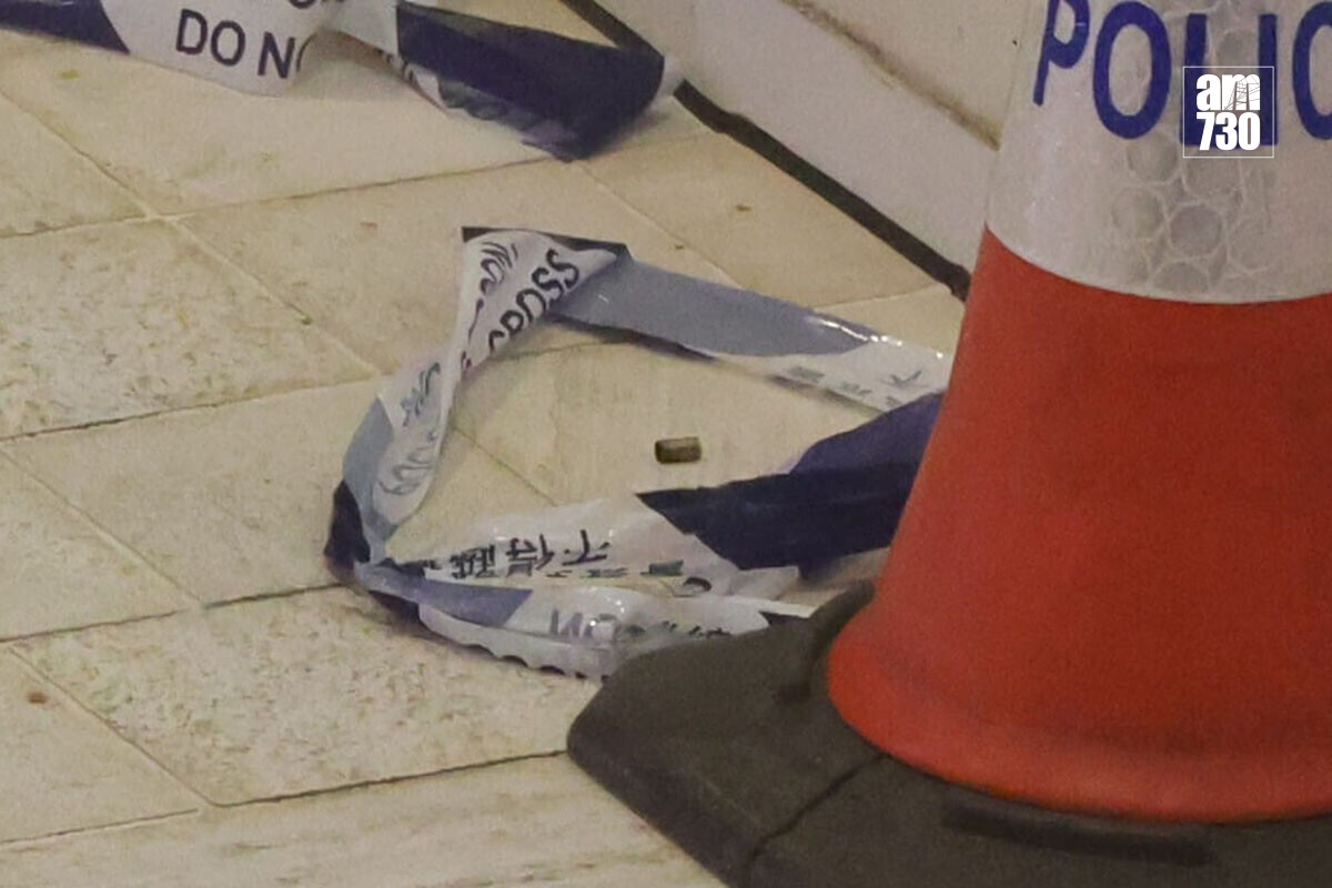 屯門市廣場發生開槍案,現場遺下相信與案有關的彈殼。(鍾式明攝)