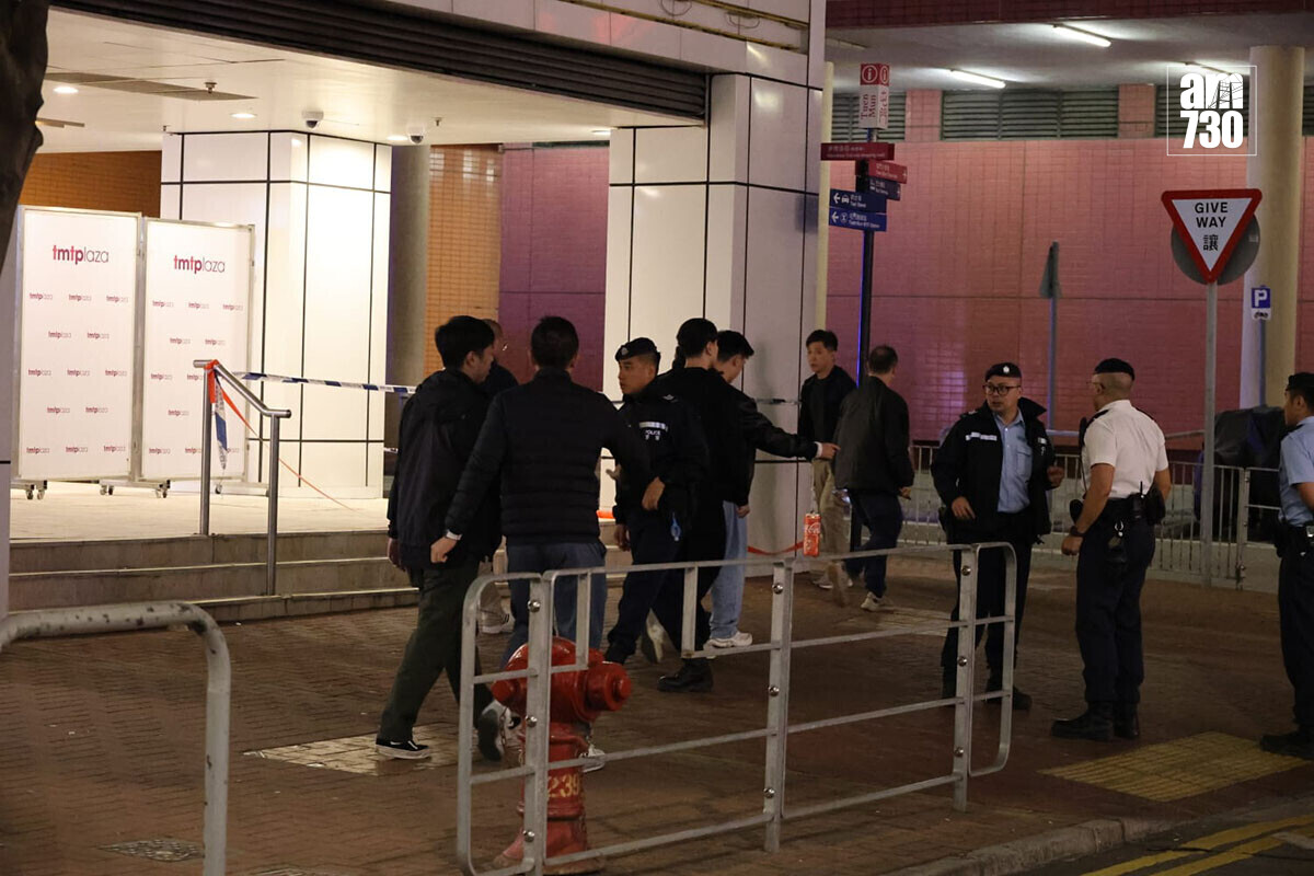 屯門市廣場發生開槍案，大批警員到場調查。(鍾式明攝)