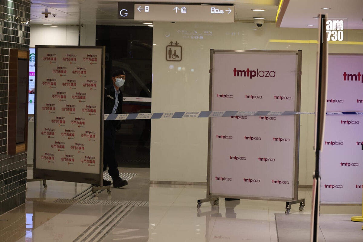 屯門市廣場發生開槍案，警員到場調查。(鍾式明攝)