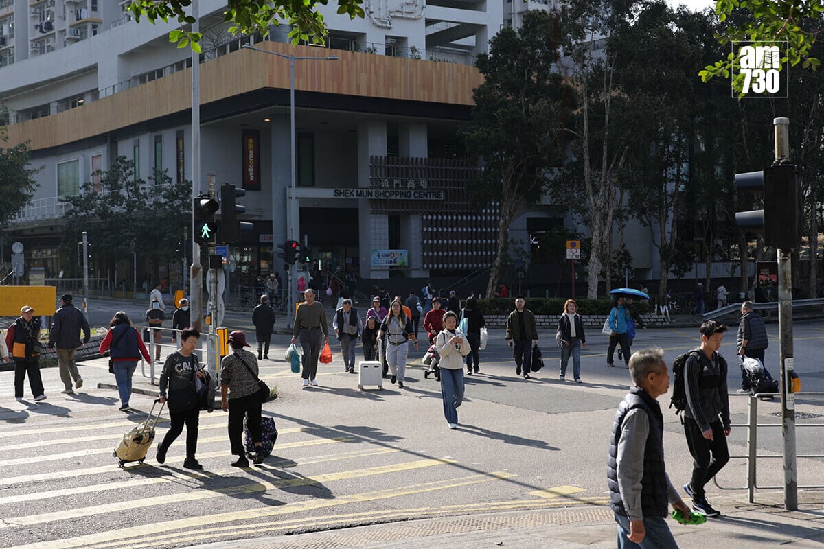 石門安明街與安睦街交界的十字路口，不時都有市民直接「打斜過馬路」。(吳康琦攝)