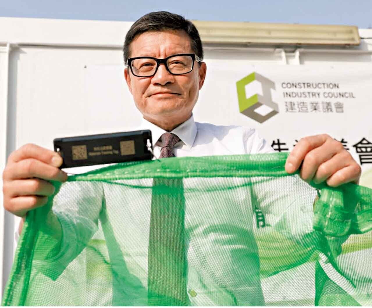 棚網配備電子追蹤標籤，掃描後可追查生產地、測試報告等資訊。(周令知攝)