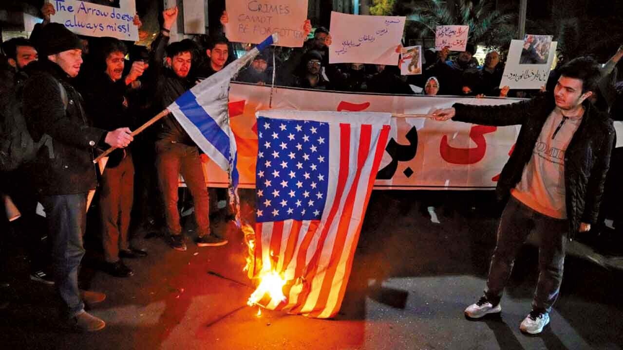 伊朗首都德黑蘭周三有親政府示威，示威者焚燒美國及以色列國旗。(美聯社)