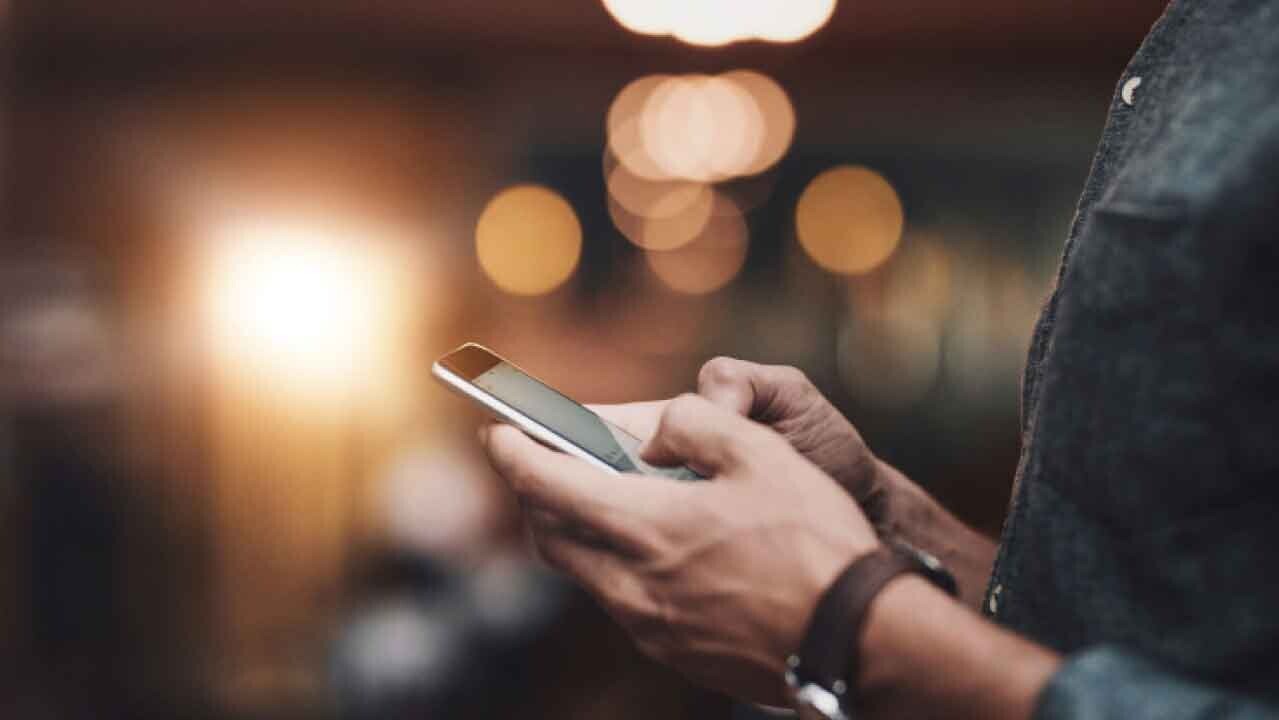 騙徒扮大學教職員向學生借錢。